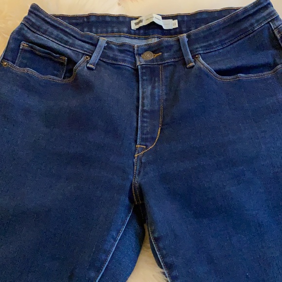 Levi’s Midrise Skinny w/spandex Short - Picture 2 of 6